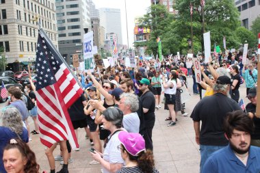12 Haziran 2025 'te No Kings Rallisi' nde Columbus State House Lawn 'daki protestolar, eylemcilik ve toplumsal etkinlik