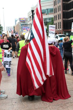 Protesto yürüyüşü ve gösteri 12 Haziran 2025 'te Columbus State House Lawn' da pelerinli ve bayraklı göstericilerle
