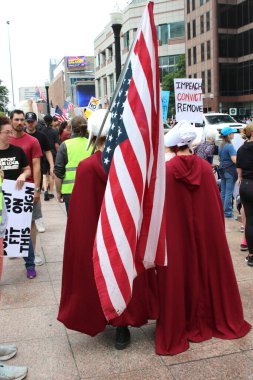 Protesto yürüyüşü ve gösteri 12 Haziran 2025 'te Columbus State House Lawn' da pelerinli ve bayraklı göstericilerle