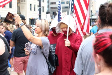 Protesto yürüyüşü ve gösteri 12 Haziran 2025 'te Columbus State House Lawn' da pelerinli ve bayraklı göstericilerle