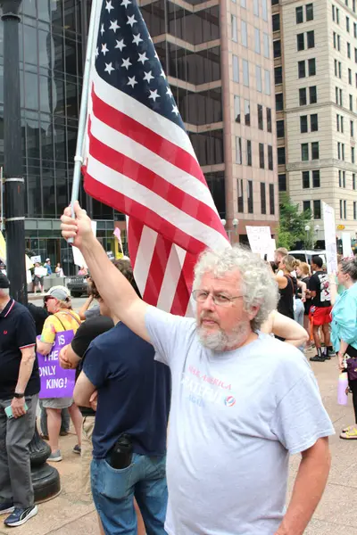 12 Haziran 2025 'te barışçıl bir gösteri için Columbus State House Lawn' da toplanan kalabalık, vatanseverlik ve sivil çatışmaları gözler önüne serdi.