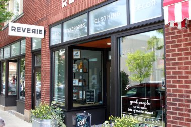 Akron Ohio 27 Ağustos 2023 Reverie Store el yapımı aksesuar ve dekor koleksiyonu..