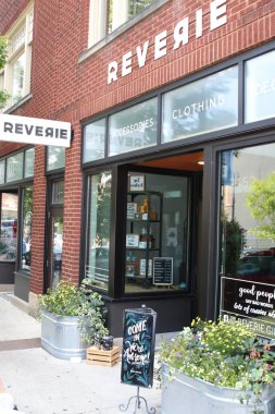 Akron Ohio 27 Ağustos 2023 Reverie Store el yapımı aksesuar ve dekor koleksiyonu..