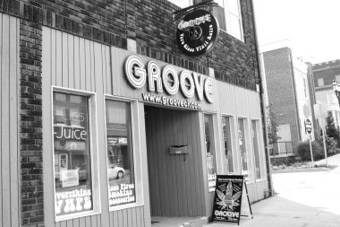 Akron Ohio 27 Ağustos 2023 Groove Record CD ve Vape Shop