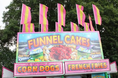 Pickerington Ohio 17 Temmuz 2021 Picktown Pooloza Festivali. Müşteriler Funnel Pasta standında sıraya girsin..