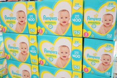 Columbus Ohio, 21 Nisan 2025 Ebeveynlerin çocuklarına almaları için süpermarket raflarında farklı boyutlarda bebek bezi sergileniyor..