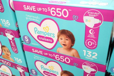 Columbus Ohio, 21 Nisan 2025 Ebeveynlerin çocuklarına almaları için süpermarket raflarında farklı boyutlarda bebek bezi sergileniyor..