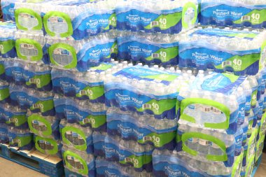 Columbus Ohio 30 Kasım 2023 Palet Arındırılmış Şişe Suyu.