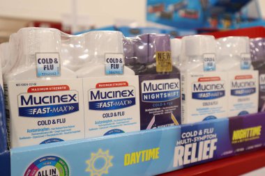 Columbus, Ohio 18 Ağustos 2020 Mucinex Expectorant Chest Medicine. Yerel eczanede sergileniyor.