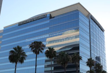 Los Angeles CA 12 Ağustos 2025 Pepperdine Üniversitesi kampüs binası 12 Ağustos 2025 'te canlı Los Angeles gökdelenini yansıtıyor.