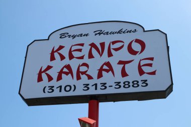 Los Angeles, Kaliforniya 12 Ağustos 2025 'te Los Angeles' ın Mar Vista bölgesinde Kenpo Karate tabelası.