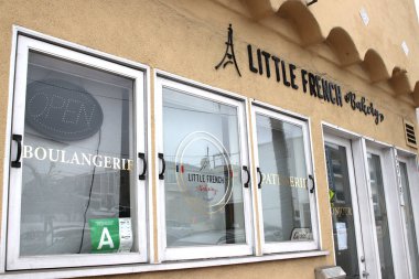 Manhattan Plajı, CA 10 Ağustos 2025 Küçük Fransız Fırını bir sahil topluluğuna ziyaretçileri kabul ediyor..