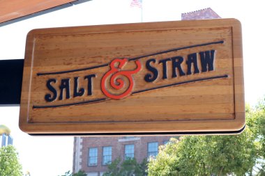 Los Angeles CA 12 Ağustos 2025 Los Angeles 'taki Salt and Straw dondurma dükkanı benzersiz tatlar ve canlı bir atmosfer sergiliyor..