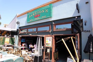 Los Angeles CA 12 Ağustos 2025, Jameson 's Pub' da canlı bir atmosfer. Açık hava yemekleri ve canlı bir sosyal etkinlik..
