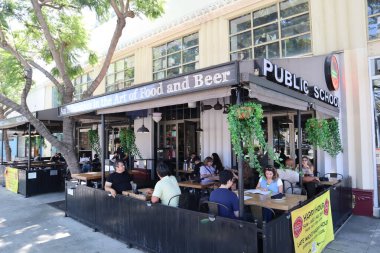 Los Angeles CA 12 Ağustos 2025 Halk Eğitim Lokantası güneşli bir günde yemek ve biranın tanıtımı için Culver City 'de açık hava yemekleri sunuyor..