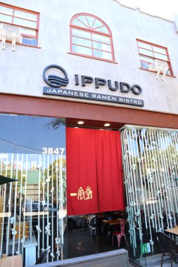 Los Angeles, Kaliforniya, 12 Ağustos 2025 Japon Ramen Bistro Ippudo güneşli bir günde akşam yemeklerini karşılıyor.