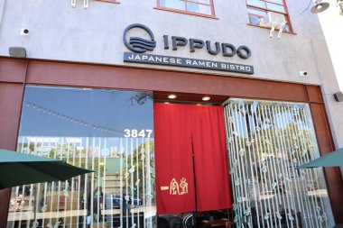 Los Angeles, Kaliforniya, 12 Ağustos 2025 Japon Ramen Bistro Ippudo güneşli bir günde akşam yemeklerini karşılıyor.