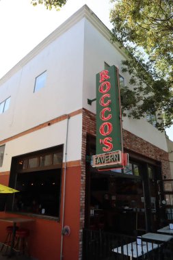 Culver City, 12 Ağustos 2025 Rocco 'nun neon tabelası popüler bar ve ızgarayı aydınlatıyor..