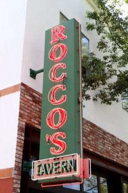 Culver City, 12 Ağustos 2025 Rocco 'nun neon tabelası popüler bar ve ızgarayı aydınlatıyor..