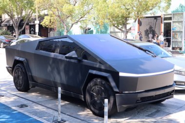 Los Angeles CA 12 Ağustos 2025 Tesla Siber Kamyonu Culver City alışveriş bölgesinde yol alıyor.