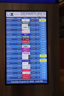 Los Angeles CA 12 Ağustos 2025 Uçuş kalkış panosunda çeşitli havayolları ve varış noktaları gösteriliyor..