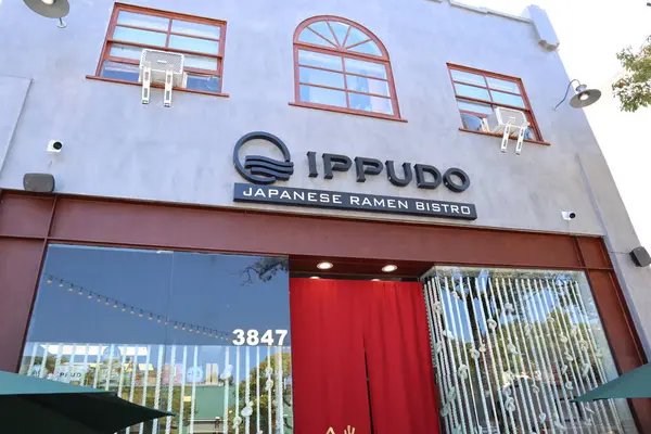 Los Angeles, Kaliforniya, 12 Ağustos 2025 Japon Ramen Bistro Ippudo güneşli bir günde akşam yemeklerini karşılıyor.