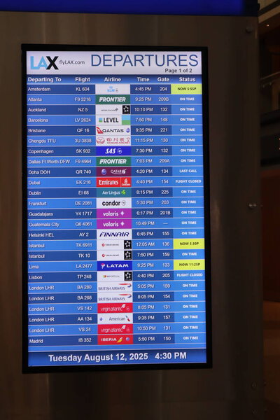 Лос-Анджелес, Калифорния 12 августа 2025 года На табло вылета рейса отображаются различные авиакомпании и судьбы в LAX.