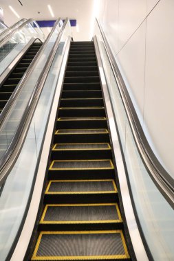 Los Angeles CA 13 Ağustos. 2025 yürüyen merdiven modern Los Angeles binasında daha yüksek seviyelere çıkıyor..