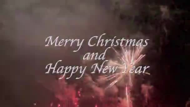 Χριστουγεννιάτικες Και Πρωτοχρονιάτικες Επιγραφές Στο Φόντο Των Εορταστικών Πυροτεχνημάτων — Αρχείο Βίντεο