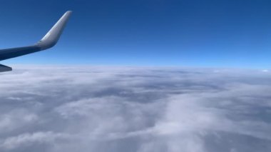 Kuzey Amerika 'nın bulutları ve dağları uçağın altında yüzüyor..