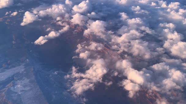 Σύννεφα Και Βουνά Της Βόρειας Αμερικής Επιπλέουν Κάτω Από Αεροπλάνο — Αρχείο Βίντεο