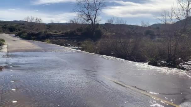 南カリフォルニアの春の洪水が道路を洪水 — ストック動画