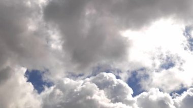 Yağmur bulutları gökyüzünde yüzer. Dünyaya giden yol bu bulutlarla başlar. 22 Mart Dünya Su Günü.