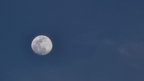 Kwietniowy Księżyc Wieczornym Niebie Południowej Kalifornii — Wideo stockowe