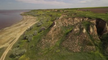 Ukrayna 'nın güneyindeki haliçlerin kıyısında vahşi bahar bozkırları..