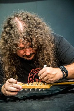 Müzik grubu WarCry 'nin plak anlaşması Madrid' in merkezindeki Fnac Callao mağazasında Daimon albümünü piyasaya sürecek..