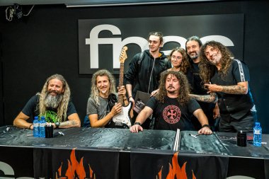 Müzik grubu WarCry 'nin plak anlaşması Madrid' in merkezindeki Fnac Callao mağazasında Daimon albümünü piyasaya sürecek..