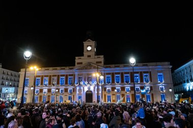 Madrid, İspanya. 18 Aralık 2022. Yüzlerce taraftar Arjantin 'in Madrid şehir merkezindeki Katar Dünya Kupası zaferini kutluyor.