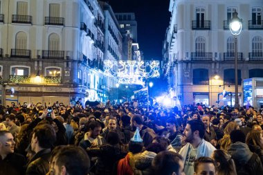 Madrid, İspanya. 18 Aralık 2022. Yüzlerce taraftar Arjantin 'in Madrid şehir merkezindeki Katar Dünya Kupası zaferini kutluyor.