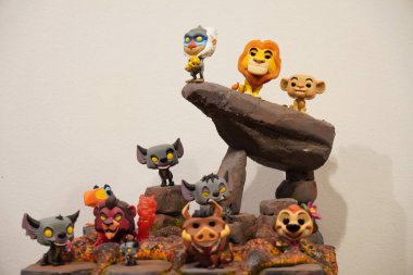 Horizontal shot of a diorama made with funko pop figures from the movie the lion king, in the scene of the king's rock.