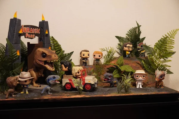 Diorama made with funko pop figures from the movie jurassic park, both characters and dinosaurs.
