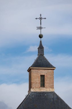 San Juan Bautista kilisesinin kuleleri Madrid 'deki arganda del Rey Anayasa Meydanı' nda yer almaktadır..