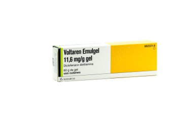 Travmalar için bir kutu Voltaren Emulgel anti-inflamatuar krem ve beyaz arka planda izole jel şeklinde morluklar..
