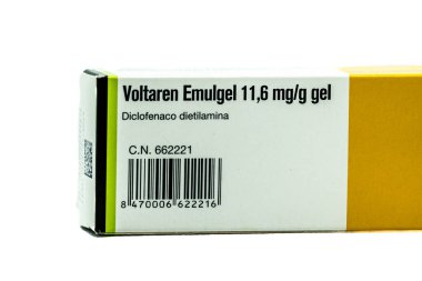 Travmalar için bir kutu Voltaren Emulgel anti-inflamatuar krem ve beyaz arka planda izole jel şeklinde morluklar..