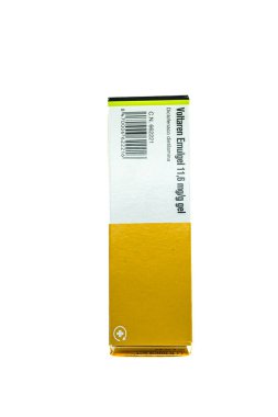 Travmalar için bir kutu Voltaren Emulgel anti-inflamatuar krem ve beyaz arka planda izole jel şeklinde morluklar..