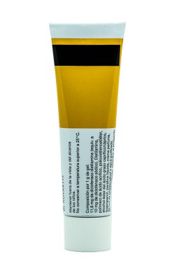 Travmalar için Voltaren Emulgel anti-inflamatuar krem ve beyaz arka planda izole jel formatında çürükler.