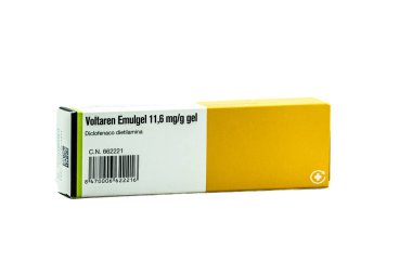Travmalar için bir kutu Voltaren Emulgel anti-inflamatuar krem ve beyaz arka planda izole jel şeklinde morluklar..