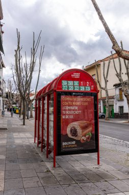 Otobüs durağı kapalı kırmızı otobüs durağı ve Calle Real, Arganda del Rey 'de oturmak için bir bank..