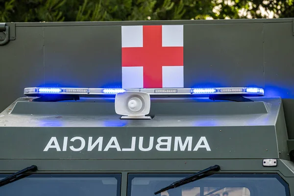 来自西班牙的一辆绿色军用救护车顶部的图像细节 车上有一个蓝色灯杆和一个白色警笛 — 图库照片