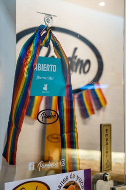 Madrid 'in Chueca semtinde, kentteki Onur şenlikleri sırasında lgbtq cemaatini destekleyen bayraklar ve objelerle süslenmiş vitrinler.